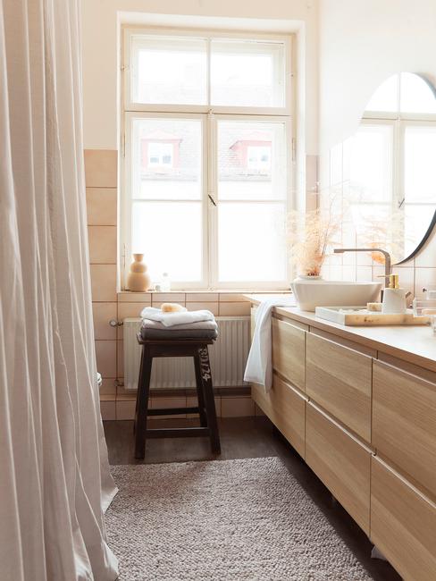 houten meubel met wit kleed en raam