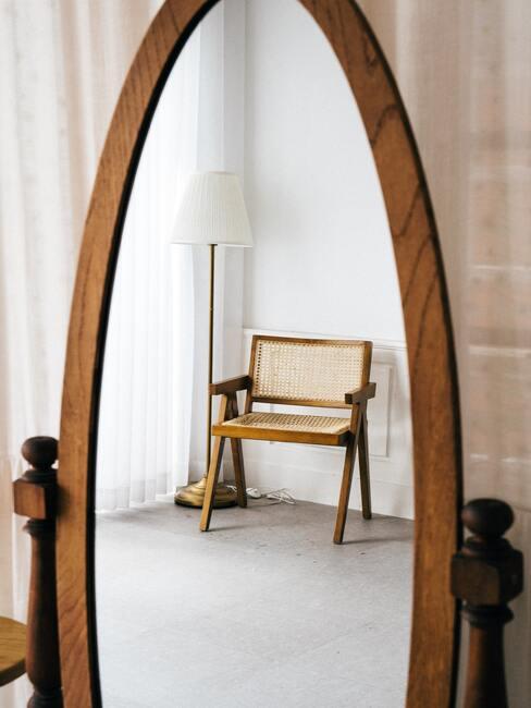 Rotan stoel met weens gevlecht in ovale houten spiegel