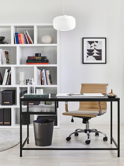 gele stoel met zwawrt bureau en witte boekenkast