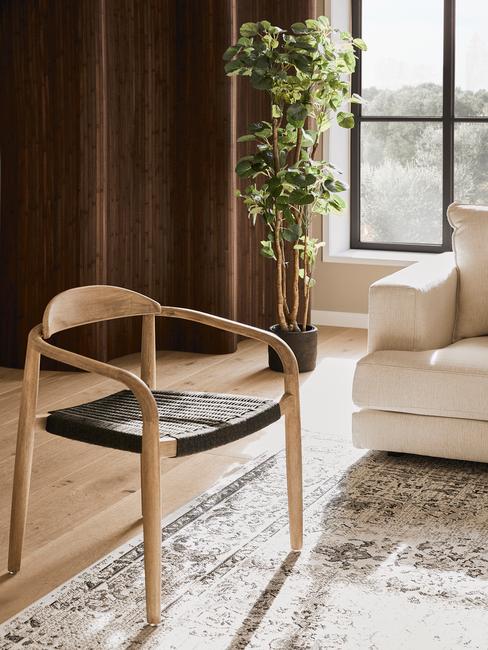 Houten stoel met zwart weens gevlochten zitting