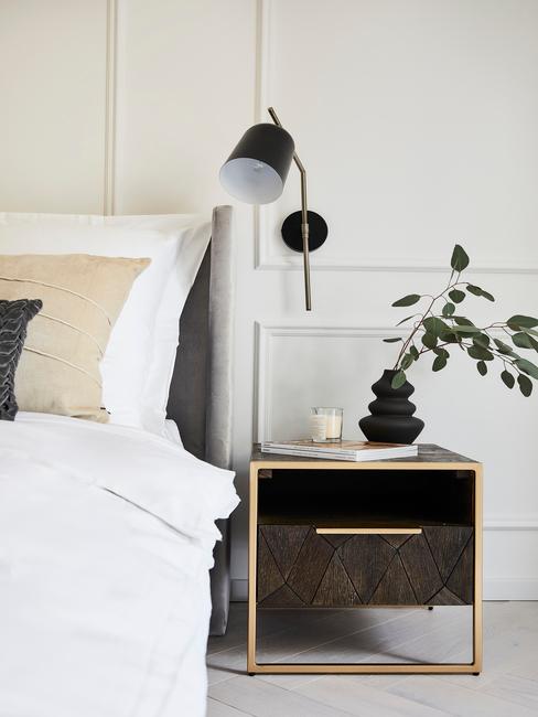 Slaapkamer met ecologisch katoenen bedding en nachtkasje van hout
