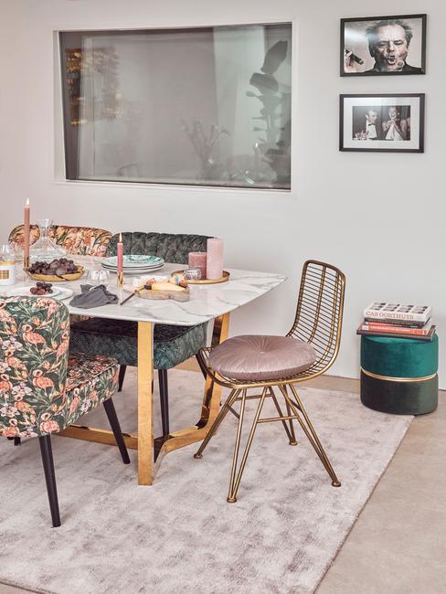 witte tafel met roze en bloemen stoelen