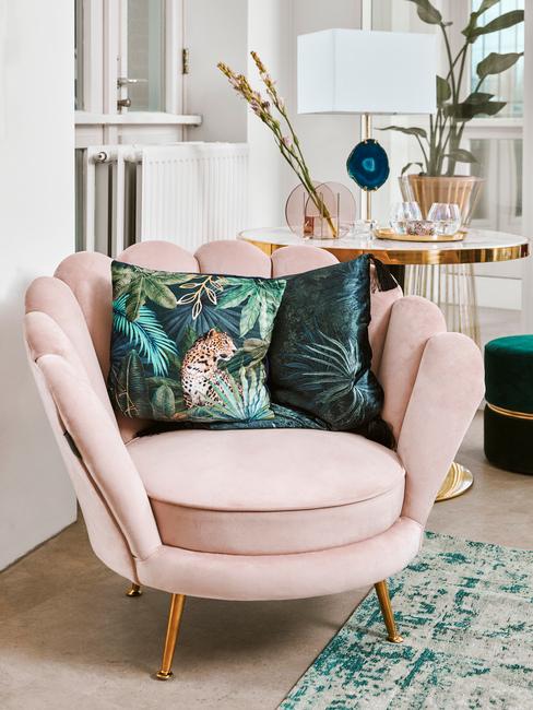 roze stoelen met groene kussens