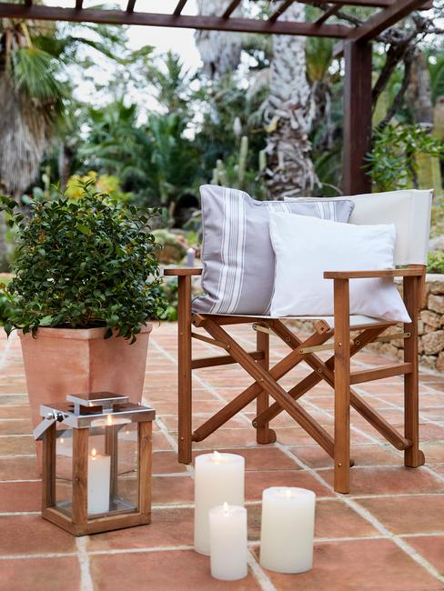 witte houten stoel met warme bak