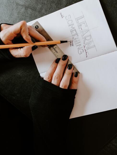 wit schrift met zwarte inkt en zwarte nagellak