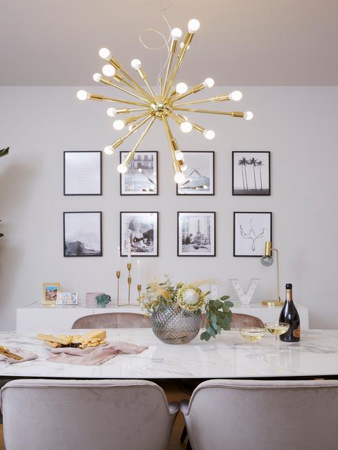marmere tafel met gouden hanglamp