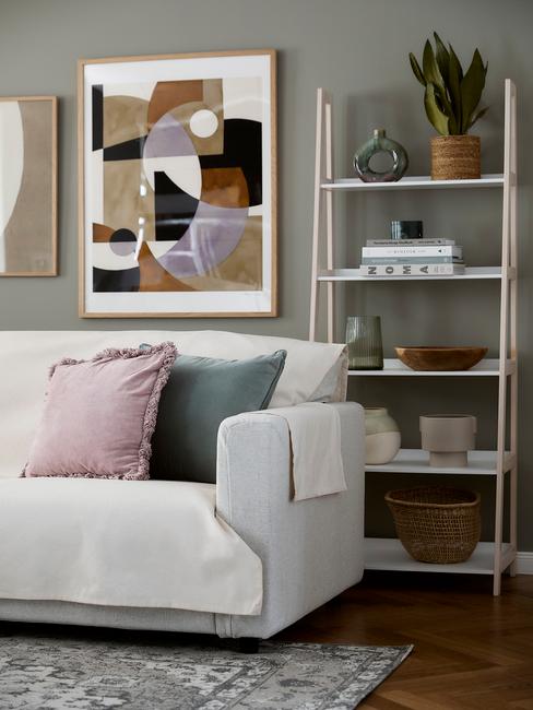 witte bank met houten lijst