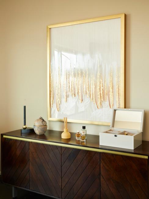bruine kast met gouden lijst
