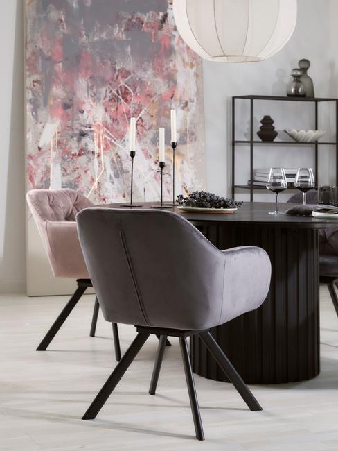 roze en grijze stoel met zwarte ronde tafel