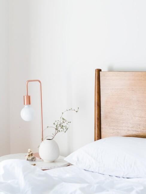 houten hoofdbord met gouden lamp