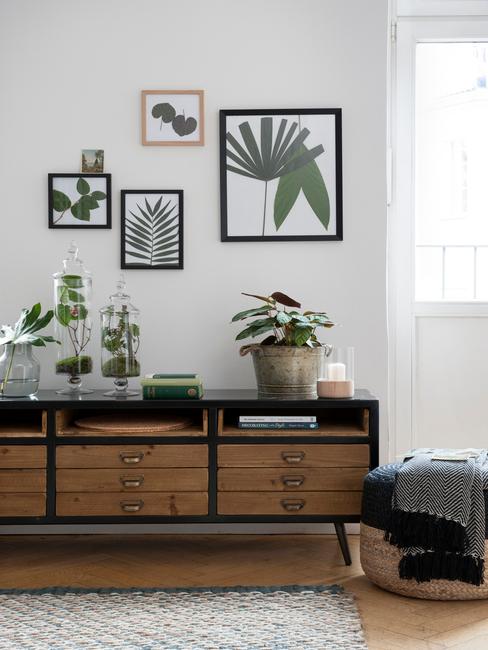 houten kast met zwarte fotolijsten