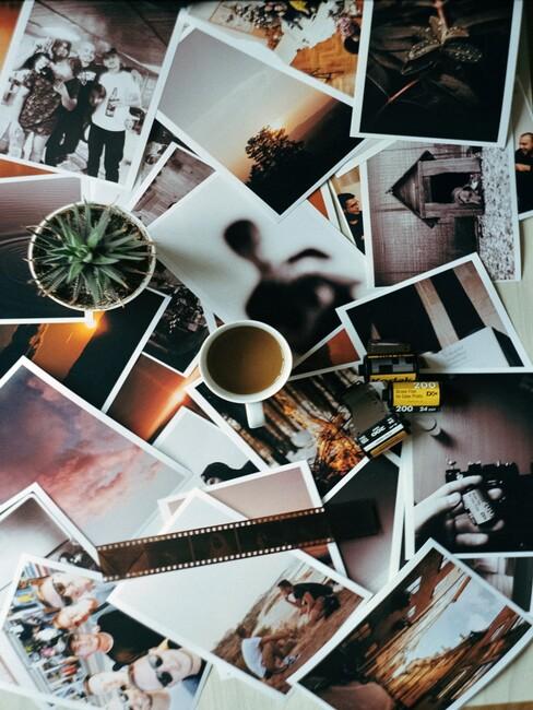 foto's op een hoop met mok