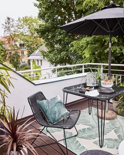 balkon met outdoor vloerkleed en houten vloer