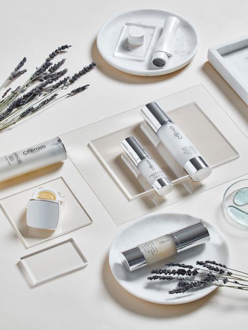 Beautytrends-2021_1 witte schaaltjes met producten