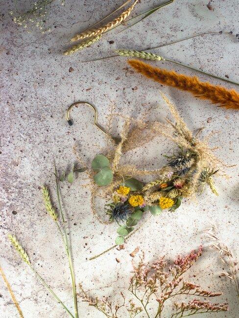 verschillende gedroogde bloemen