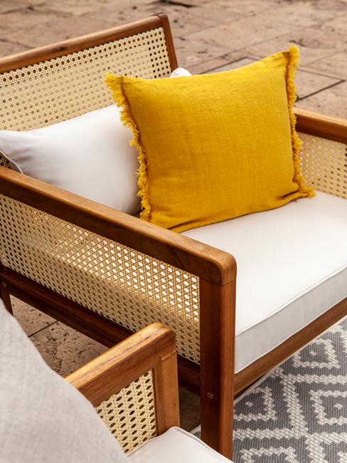 houten stoel met witte en gele kussens