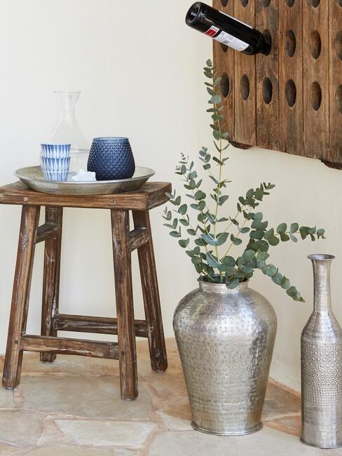 houten kruk met zilvere vaas