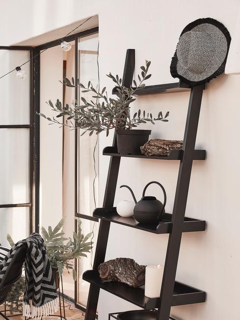 zwarte trapladder met decoratie