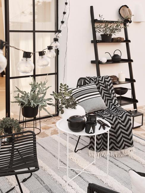 zwarte trapladder met zwarte stoelen en witte tafel