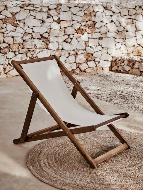 houten outdoor stoel met rieten outdoorkleed