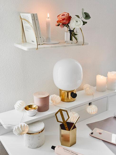 bureau met lamp en kaarsjes