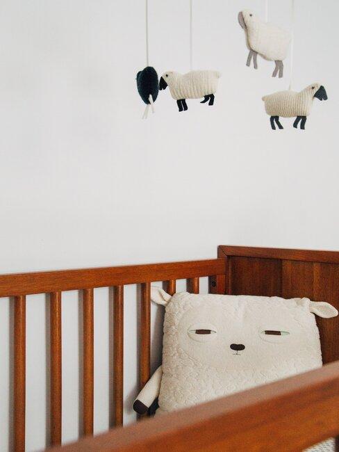 babykamer met schaapjes kussen
