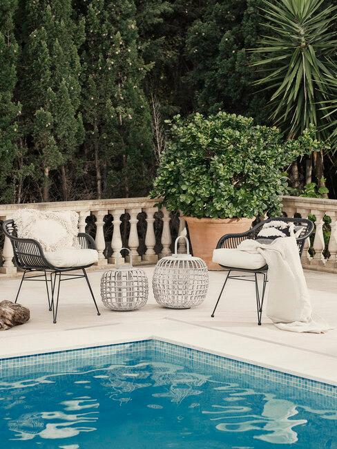 zwarte stoelen met witte kussens