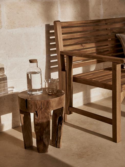 houten bank met houten bijzettafel