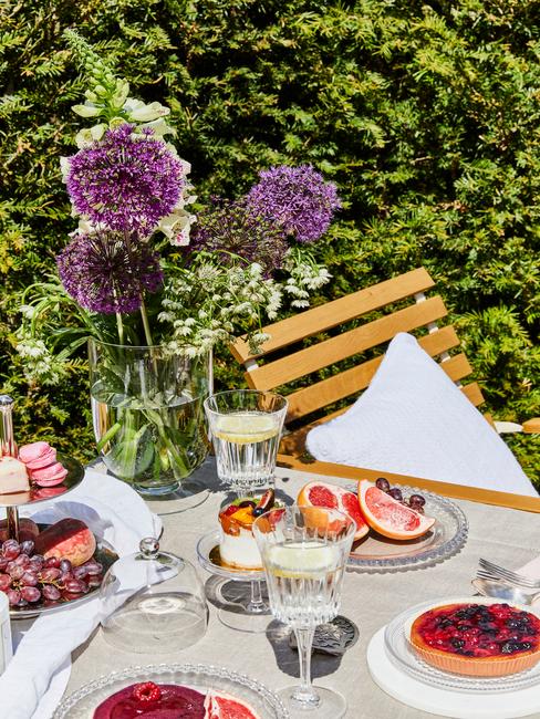 houten stoel met gedekte tafel in een natuurlijke tuin