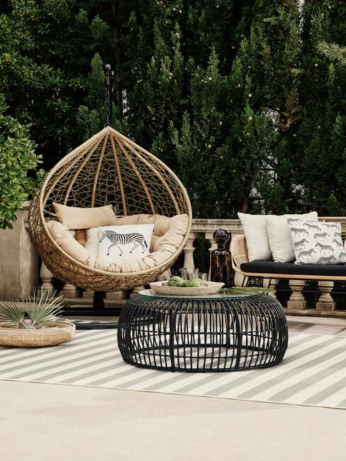 natuurlijke-tuin_1 houten hangstoel met taupe kussens
