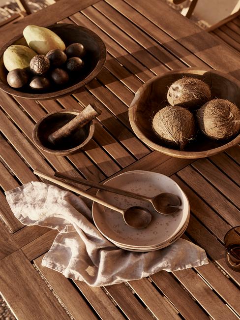 houten tafel met taupe servies