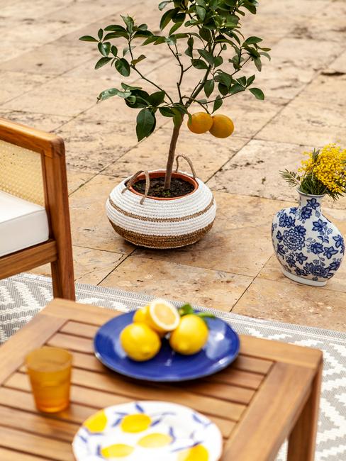 houten tuinset met rieten mand