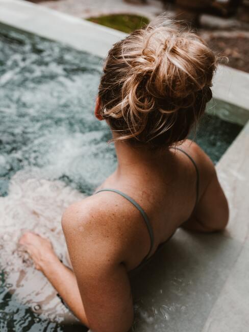 vrouw in bubbelbad