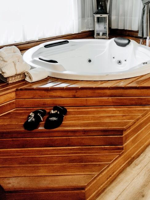 houten plateau met bubbelbad