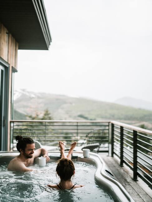 houten balkon met bubbelbad