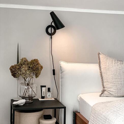 gedroogde hortensia in vaas op nachtkastje