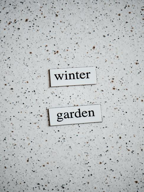 witte bordjes met winter garden
