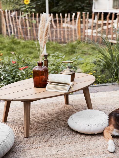 houten tafel met bruine vaas