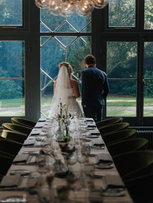 gedekte tafel met bruid en bruidegom
