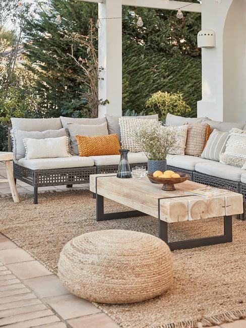 outdoor terras met bijzettafel en loungebank
