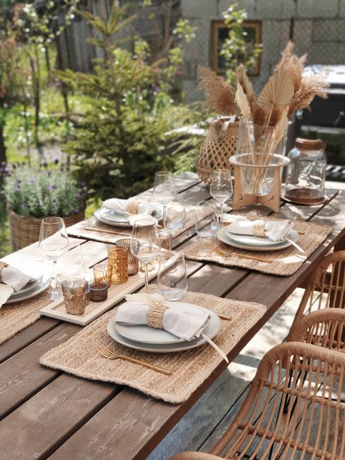 gedekte buitentafel van hout in een landelijke tuin