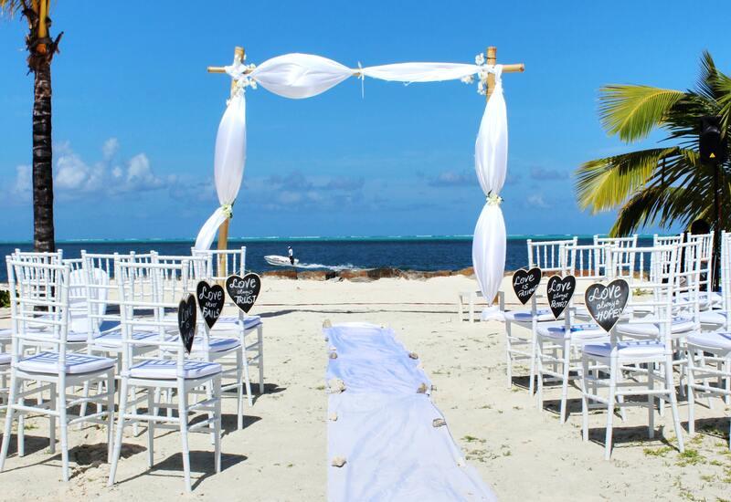 strand bruiloft met witte stoelen
