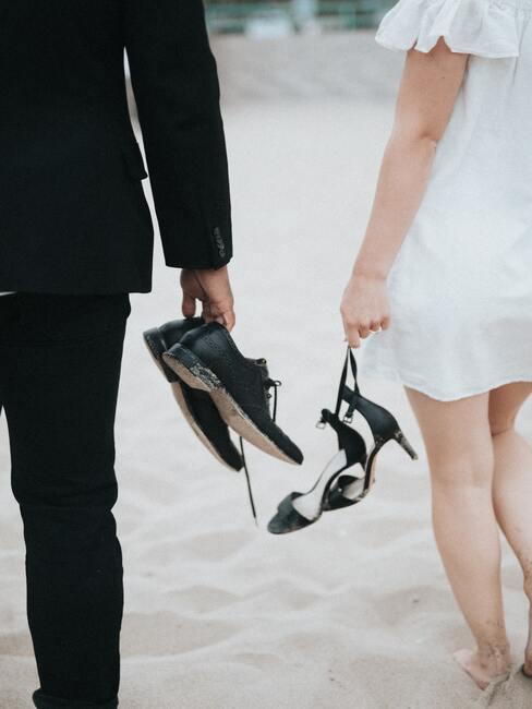 pas getrouwd stel tijdens hun strand bruiloft
