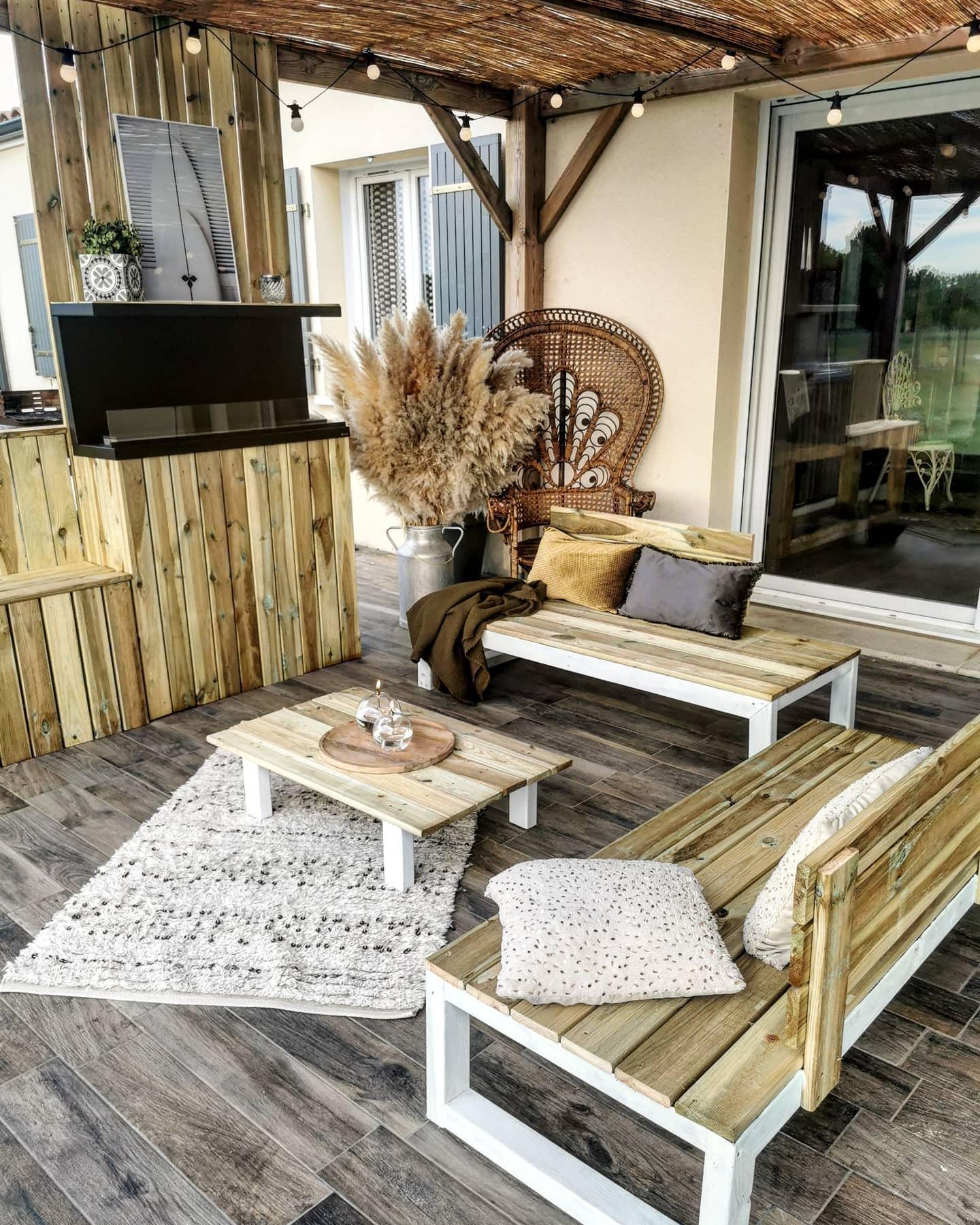 houten pergola met houten loungebank