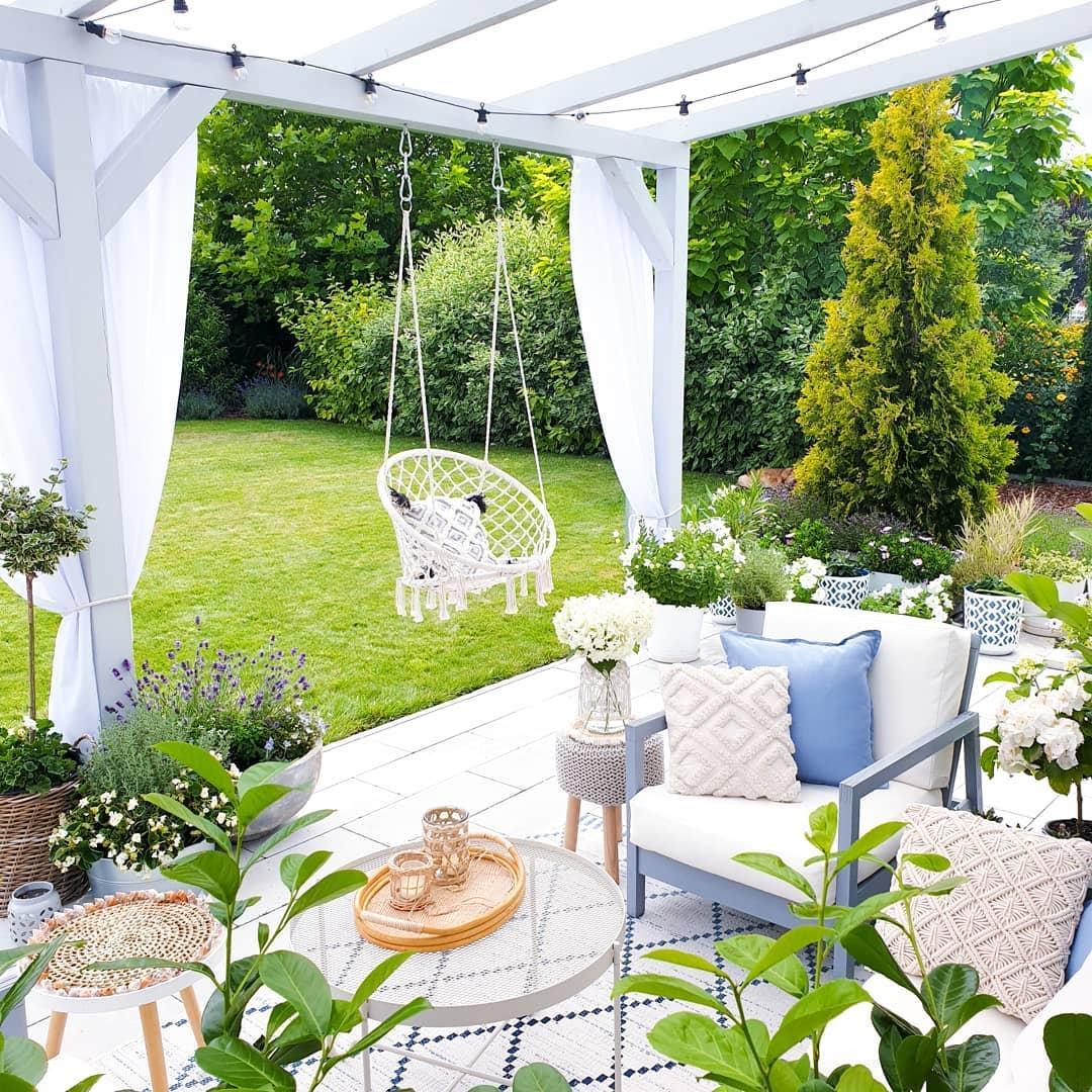 tuin met gras en overkapping