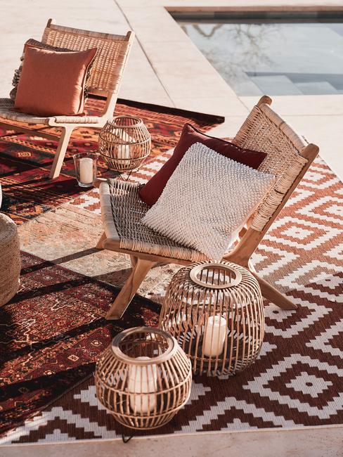 houten stoelen met witte kussens en houten windlichten