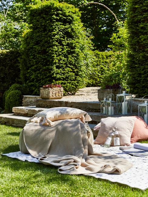 franse tuin met kleed en accessoires