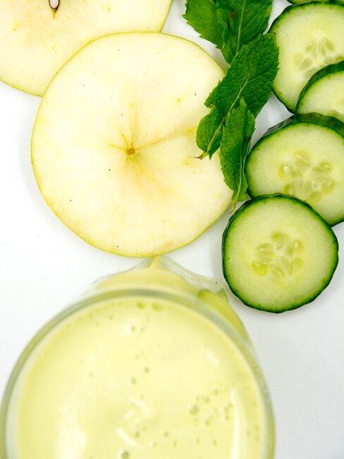 schijfjes komkommer en een smoothie