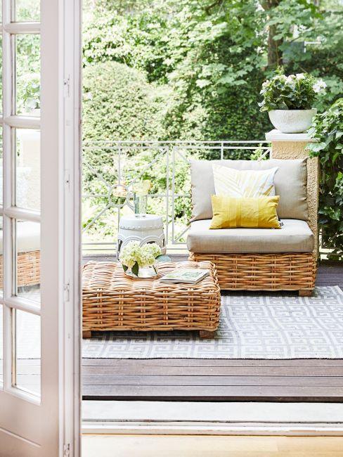 rieten tuinset met grijze en gele kussens