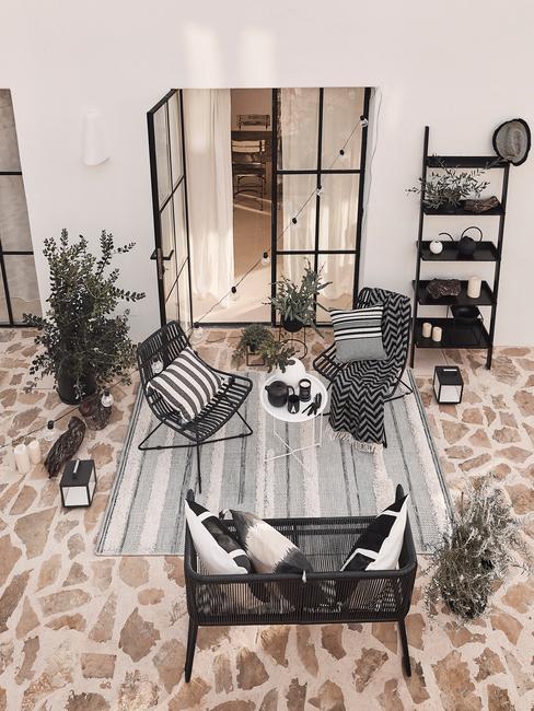 zwarte tuinset met planten